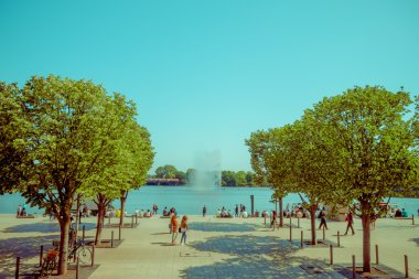 Hamburg, Almanya - 08 Haziran 2015: ortasında ağaç bir kaldırım su sıçrama, Hamburg Gölü cazibe biter