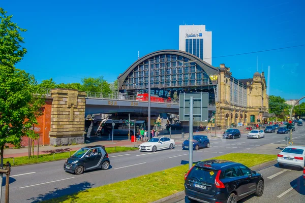 Hamburg, Almanya - 08 Haziran 2015: Sokaktan Dammtor tren istasyonu görünümü, kırmızı tren çıkıyor