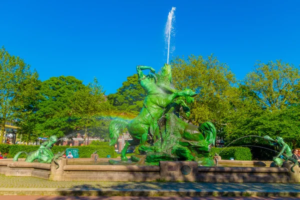 Hamburg, deutschland - 08. Juni 2015: schöner alter brunnen mitten im park, grüne farbe und figuren — Stockfoto