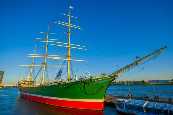 Hamburg, Almanya - 08 Haziran 2015: Güzel ve güzel renkler ile pinturesque teknede mavi gökyüzü ile nehir, yeşil, sarı ve kırmızı fusiones