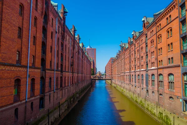Üstünde belgili tanımlık etraf tuğla yapılmış bina şehrin ortasında büyük nehir kanalı — Stok fotoğraf