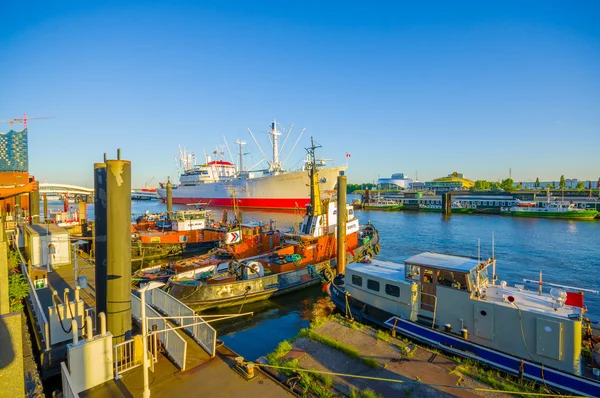 HAMBURG, ALLEMAGNE - 08 JUIN 2015 : Soleil illumine les bateaux sur le port de Hambourg, belles couleurs sur la rivière — Photo