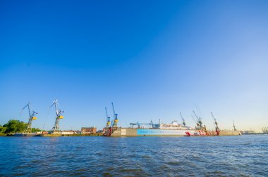Hamburg, Almanya - 08 Haziran 2015: Hamburg limanında güzel manzarasına, bazı iş yapma büyük tekneler ans gemi. Çeşitli vinç çalışma