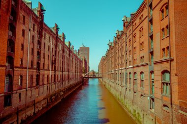 Büyük nehir kanal iki taraf, güneş ve gölge, renk tuğla binalar ile karıştırın