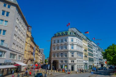 Hamburg, Almanya - 08 Haziran 2015: eski ve sembolik beyaz starbucks kahve köşesinde, güzel görünüm Hamburg Merkez bina