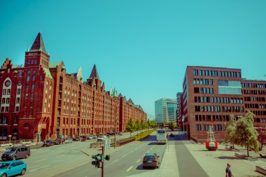 Hamburg, Almanya - 08 Haziran 2015: Tarihi binalarda her sokak uzun Hamburg, arabalar ve trought geçen otobüsler