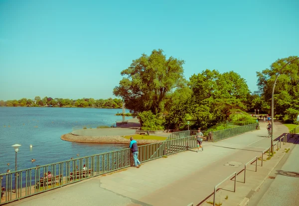 HAMBURG, ALEMANIA - 08 DE JUNIO DE 2015: Paseo alrededor del lago interior de Hamburgo, la gente disfruta del día y relajarse —  Fotos de Stock