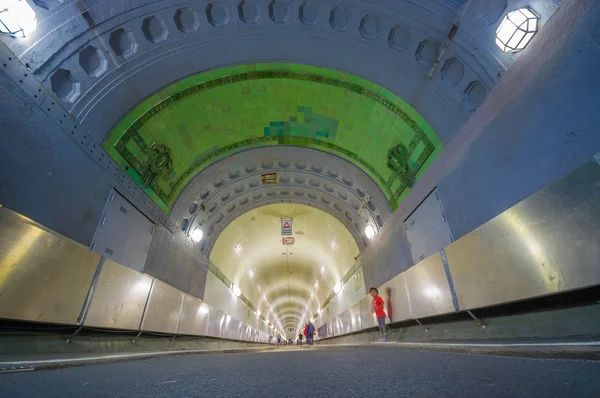 Hamburg, Niemcy - 08 czerwca 2015: Ludzie chodzą wejść i odebrać metra, zielony dach i białe ściany, duży tunel — Zdjęcie stockowe