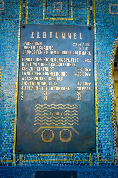 HAMBURG, GERMANY - JUNE 08, 2015: Signal of Elbtunnel on Hamburg, pedestrian and car tunnel that goes under water — Stock Photo, Image