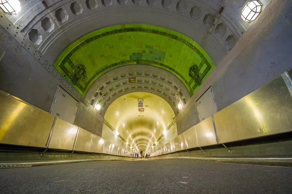 HAMBURG, ALEMANHA - JUNHO 08, 2015: Pessoas caminhando para entrar e pegar o metrô, telhado verde e paredes brancas, grande túnel — Fotografia de Stock