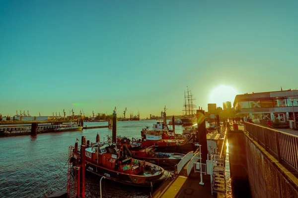 Hamburg, Tyskland - 08 juni 2015: Sunrise belysning upp båtar på Hamburg, människor som gick och ingen segling — Stockfoto