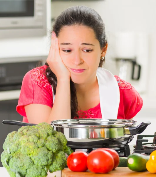 Giovane donna chef cucina con espressioni facciali scettiche, interagendo linguaggio del corpo frustrato — Foto Stock