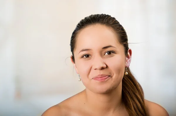 Mooie jonge gezonde Spaanse vrouw headshot met naakte schouders, staren in camera — Stockfoto