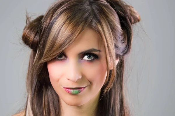 Headshot brunetka ciemny mistyki wygląd i zielony szminka pozowanie na kamery, szary tło — Zdjęcie stockowe