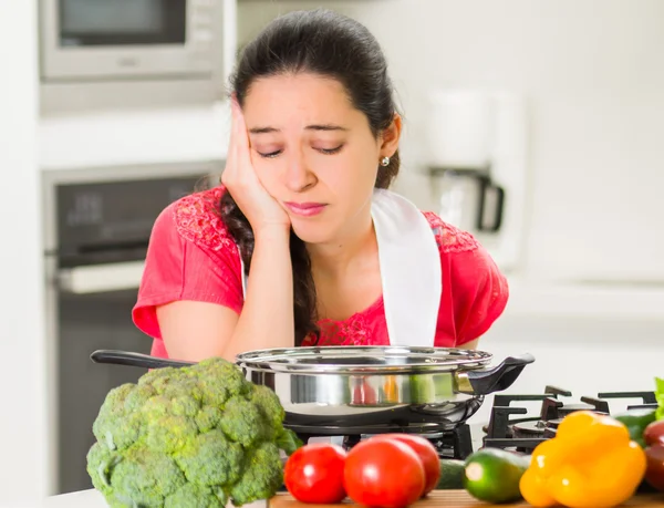 Junge Köchin kocht mit skeptischer Mimik, interagiert mit frustrierter Körpersprache — Stockfoto