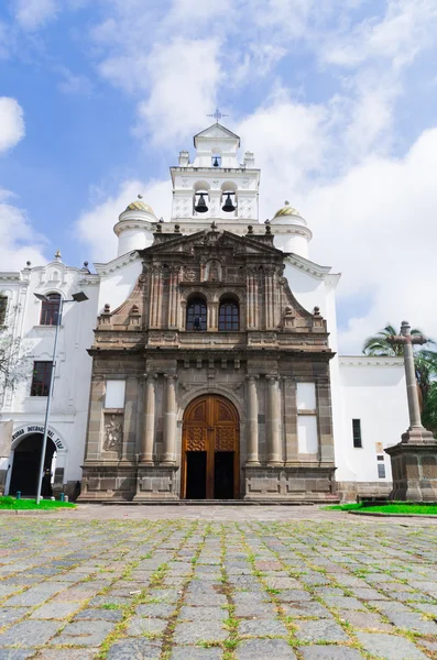 Entrada frontal para a bela igreja de Guapulo localizado em Quito Equador, arquitetura colonial espanhola e fundo céu azul — Fotografia de Stock