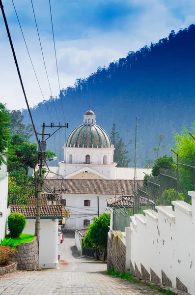 Affascinante villaggio situato fuori Quito Ecuador con strada bridgestone che conduce giù alla torre a cupola di edificio coloniale spagnolo — Foto Stock