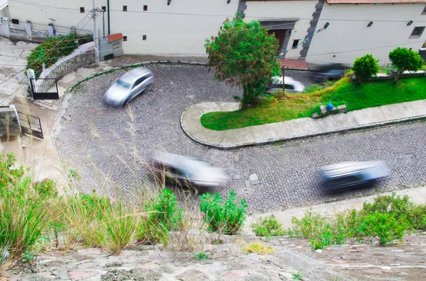 Carretera bridgestone apretada y con curvas con coches que conducen a Quito desde el valle de abajo — Foto de Stock
