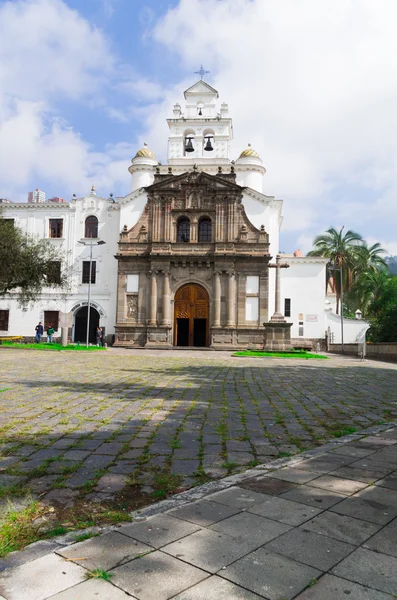 Přední vchod do krásný kostel Guapulo nachází v Quito, Ekvádor, španělské koloniální architekturou a pozadí modré oblohy — Stock fotografie