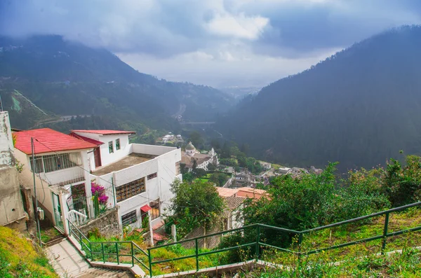 Чарівною селі Guapulo в Кіто, Еквадор з будинків побудовані вниз долини, приголомшливий вигляд Андах — стокове фото