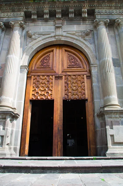 Porte en bois menant à la belle église de Guapulo située à Quito Equateur, architecture coloniale espagnole et fond bleu ciel — Photo