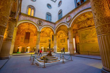 Floransa, İtalya - 12 Haziran 2015: Floransa'daki Palazzo Vecchio veya Old Palace'ın bahçesinde ki melek heykeli