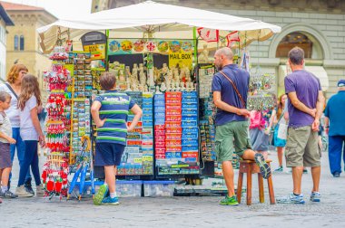 Floransa, İtalya - 12 Haziran 2015: Bazı hediyelik eşyalar arayan kimliği belirsiz insanlar, mükemmel bir hediye arayan turistler ya da Floransa'nın küçük bir parçası