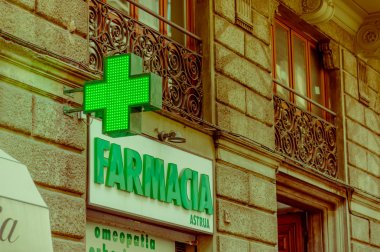 Florence, İtalya - 12 Haziran 2015: Yeşil haç, tıbbi mağaza farmacia iz. Tarihi bina, mektupları yeşil işareti saklayın
