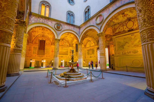 FLORENCIA, ITALIA - 12 DE JUNIO DE 2015: Estatua de mármol en el centro del patio dentro del Palacio Viejo o Palazzo Vecchio —  Fotos de Stock