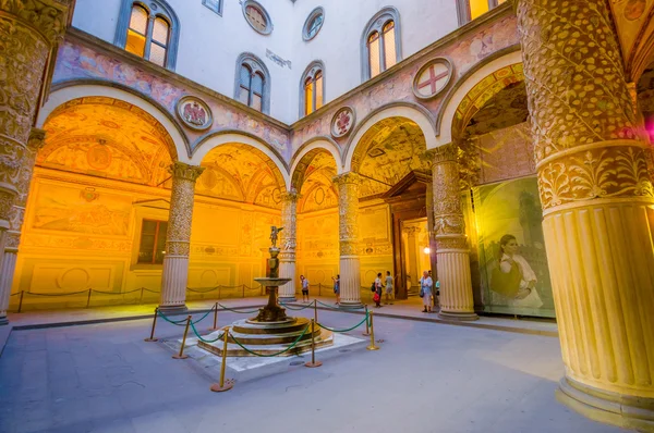 FLORENCIA, ITALIA - 12 DE JUNIO DE 2015: Arcos decorando el patio principal del Antiguo Palacio de Florencia, en el medio de una fuente ángel —  Fotos de Stock