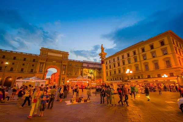 FLORENCE, ITALY - JUNE 12, 2015: Republic Square in the center of Florence, beautiful at night with ilumination. Turists walking around and shopping — ストック写真