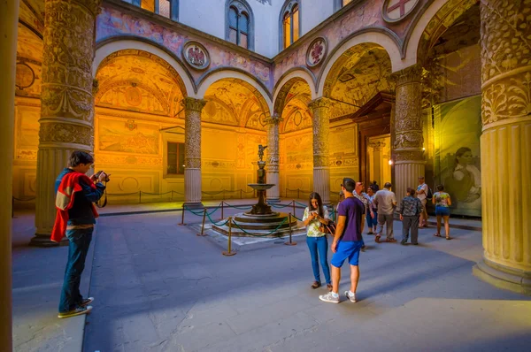 フィレンツェ, イタリア - 2015 年 6 月 12 日: 昼間歩き回って古い宮殿やフィレンツェのヴェッキオ宮殿の主要なヤード — ストック写真