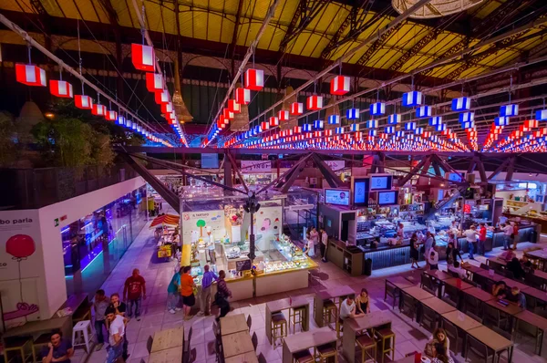 FLORENÇA, ITÁLIA - JUNHO 12, 2015: Mercado de Florença iluminado, bela vista do telhado e decoração. Pessoas comendo e visitando — Fotografia de Stock