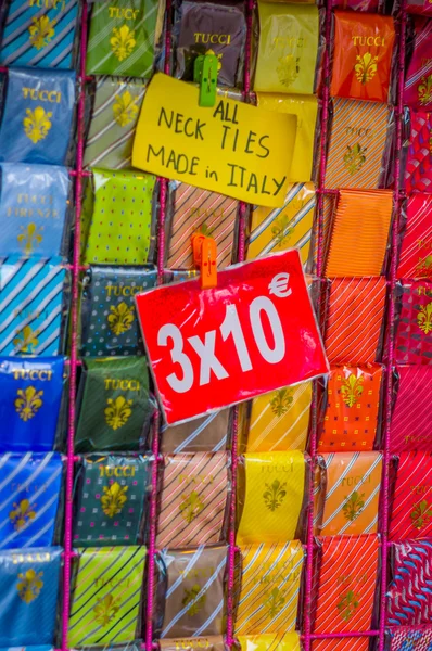 FLORENCIA, ITALIA - 12 DE JUNIO DE 2015: Bonita tienda de colores, todo tipo de corbatas a la venta. Cada empate hecho en Italia — Foto de Stock