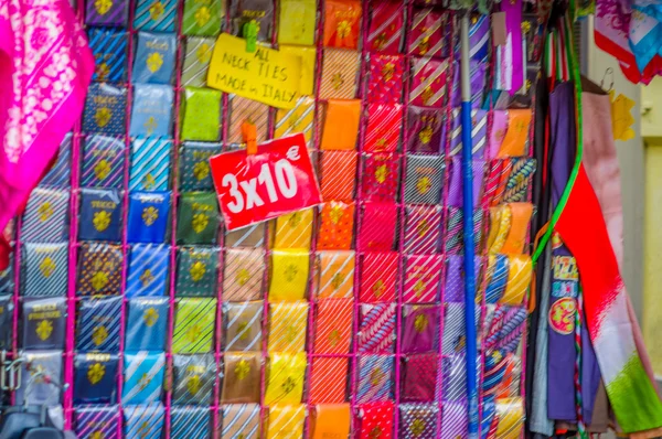 FLORENCIA, ITALIA - 12 DE JUNIO DE 2015: Bonita tienda de colores, todo tipo de corbatas a la venta. Cada empate hecho en Italia — Foto de Stock