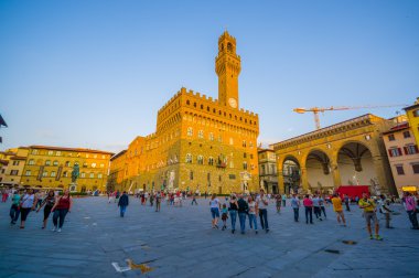 Floransa, İtalya - 12 Haziran 2015: Floransa meydanının ortasında Eski Saray veya Palazzo Vecchio. Gün batımından önce iluminated saat kulesi
