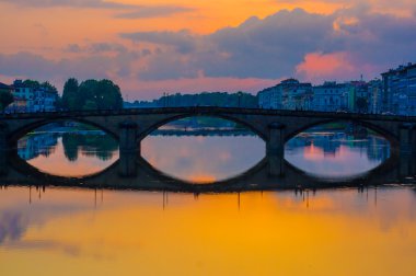 Florence, İtalya - 12 Haziran 2015: Holy trinity Köprüsü Floransa, dünyanın en eski köprü. Su güzel bir gölge günbatımı ışık yapar