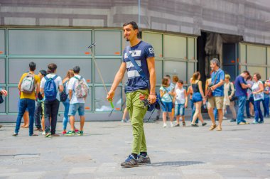 Florence, İtalya - 12 Haziran 2015: sokak bir selfie sopa satıcı ortasında yeşil pantolon ve mavi gömlek
