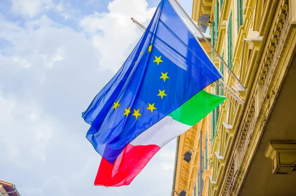 Florence, Italië-12 juni 2015: Europese Unie vlag in blauwe kleur met gele sterren die de landen vertegenwoordigen die in — Stockfoto