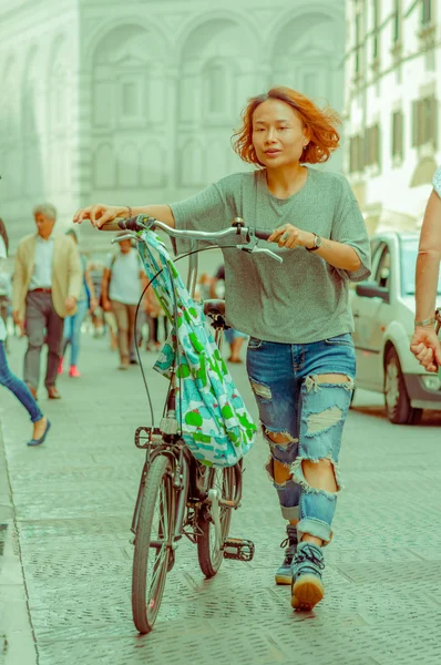 Φλωρεντία, Ιταλία-12 Ιουνίου, 2015: Ασιατικές γυναίκες που περπατούν δίπλα στο μπαστούνι της, μια ωραία έγχρωμη τσάντα για ψώνια που κρέμεται από το πτερύγιο — Φωτογραφία Αρχείου