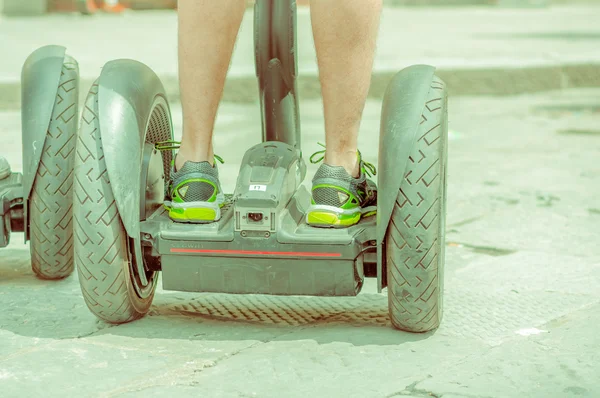 FLORENCE, ITALIE - 12 JUIN 2015 : Hoverboard est la nouvelle forme de transport sur Florence, Italie. Pieds et jambes debout dans l'un de ces — Photo