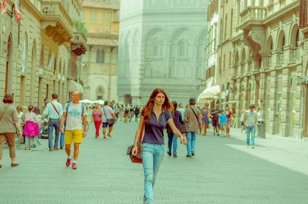 Φλωρεντία, Ιταλία - 12 Ιουνίου 2015: Αγνώστων ανθρώπους που περπατούν στην οδό Φλωρεντία, τουρίστες που επισκέπτονται τα νέα κτίρια. Θερινή ώρα — Φωτογραφία Αρχείου