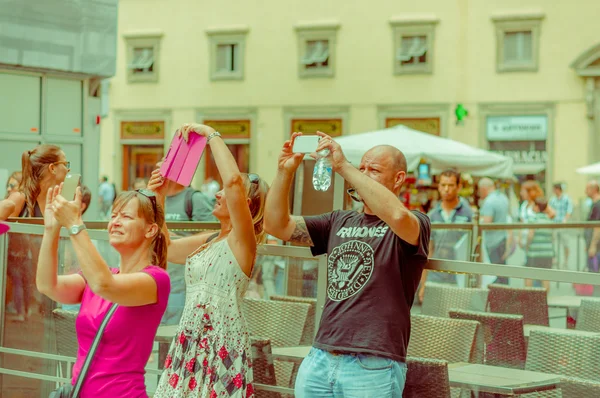 FLORENÇA, ITÁLIA - JUNHO 12, 2015: Pessoas não identificadas tirando fotos com seus telefones celulares em Florença, Itália — Fotografia de Stock