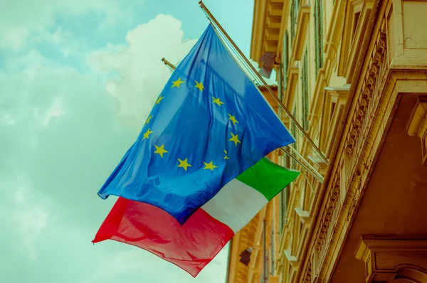 Florence, Italië - 12 juni 2015: Europa Union flag, achter Italië vlag in Florence, mooi en oude gebouw — Stockfoto