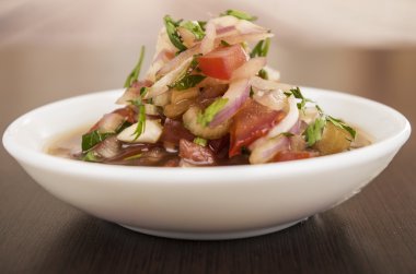 Ekvador encebolladas, çok hoş sunumu, kavramı karşılayan restoran geleneksel kase