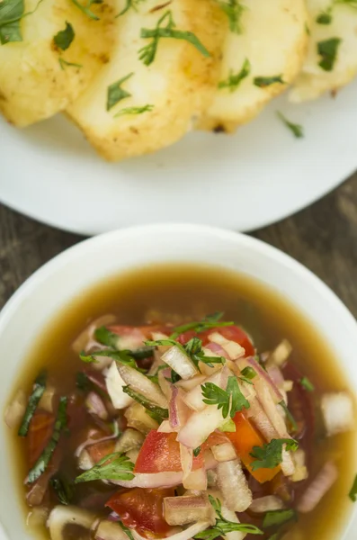 Cuenco tradicional de encebolladas ecuatorianas, presentación muy agradable, concepto de restauración de restaurantes —  Fotos de Stock