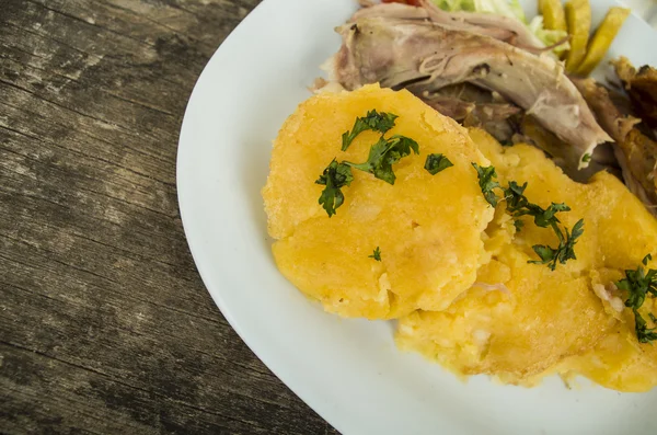 エクアドルの伝統的な豚肉のフリタダの典型的な料理、肉、白い皿にじゃがいもトルティーヤ — ストック写真