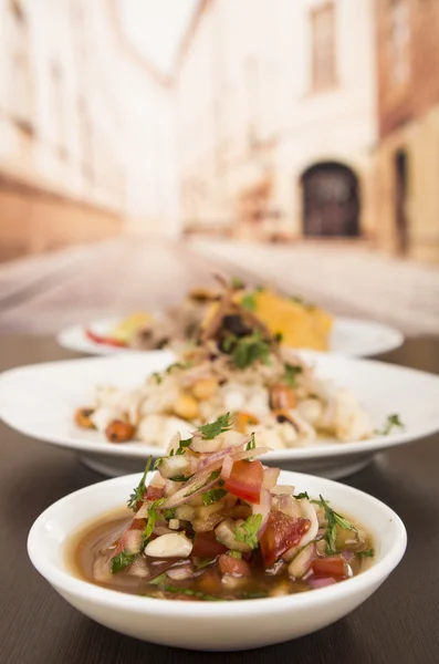 Traditionelle Schüssel ecuadorianischer Encebolladas, sehr schöne Präsentation, Restaurantgastronomie-Konzept — Stockfoto