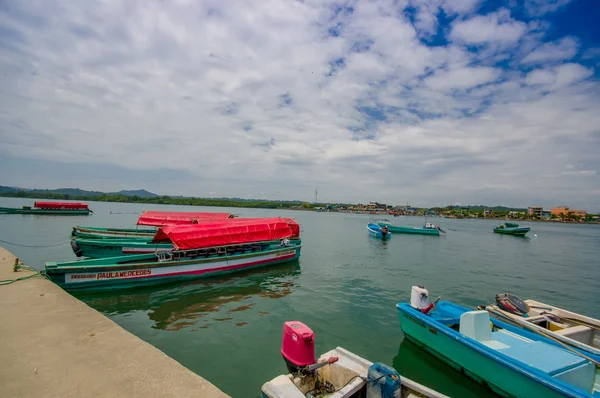 Muisne, Ecuador - 16 maart 2016: Verschillende typische fishingboats geparkeerd op lokale pier met Stille Oceaan achtergrond — Stockfoto