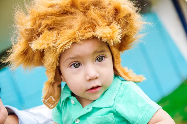 Adorabile bambino che indossa una t-shirt turchese e un grande cappello marrone peloso — Foto Stock